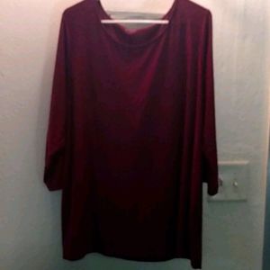 3/4 sleeve burgundy top.